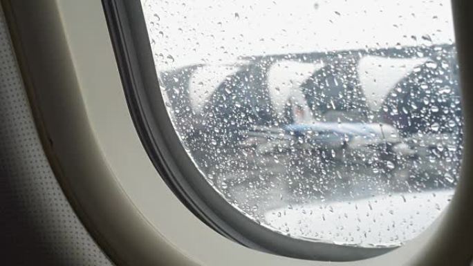 下雨时的飞机窗
