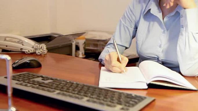 女商人坐在桌子上，用笔记本电脑工作