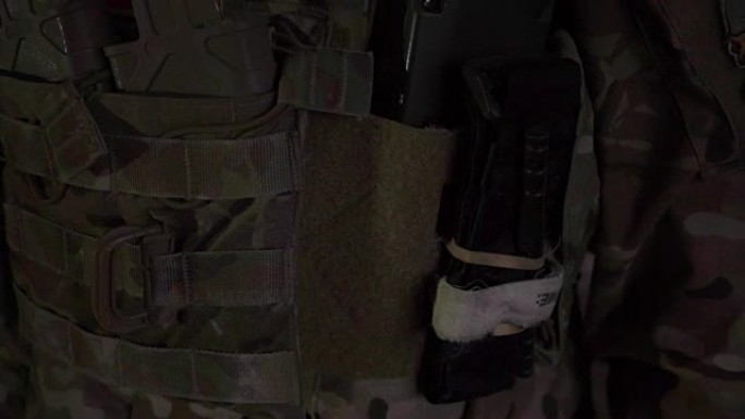 防弹背心上带有美国国旗标签的士兵的特写镜头