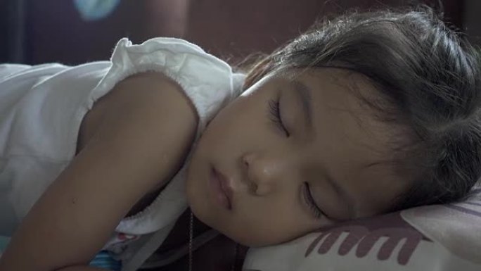 脸部特写婴儿安静地休息，没有噪音。睡眠中的幸福。