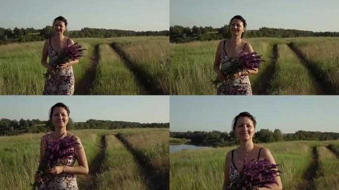 女人带着一束野花走在田野上