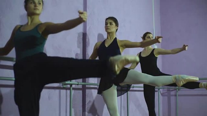 芭蕾舞演员在舞蹈工作室的芭蕾舞演员中练习