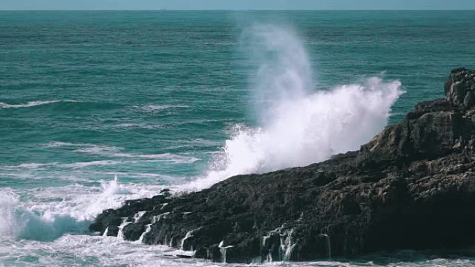 海浪在Boca do Inferno岩石上破裂