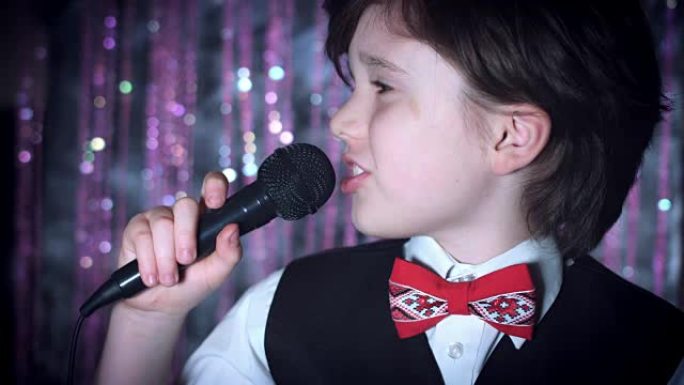4k迪斯科圣诞节拍摄的一个孩子在麦克风上唱歌