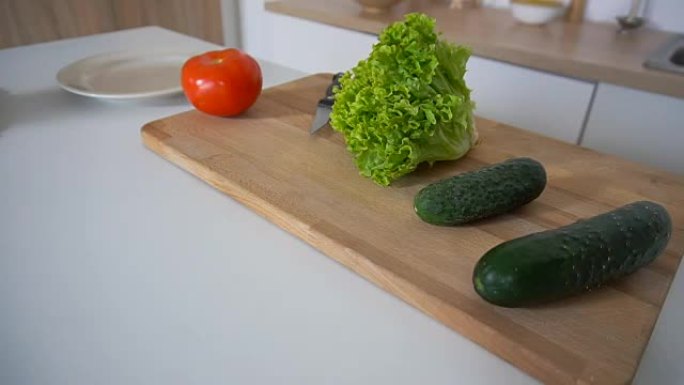 在时尚厨房的切菜板和厨房配件上拍摄新鲜蔬菜的特写镜头