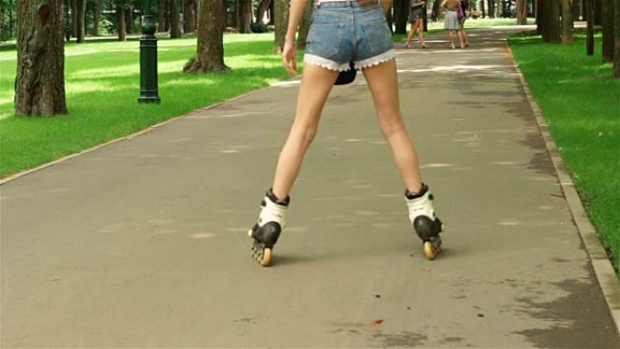 穿短裤的女孩在公园里溜冰