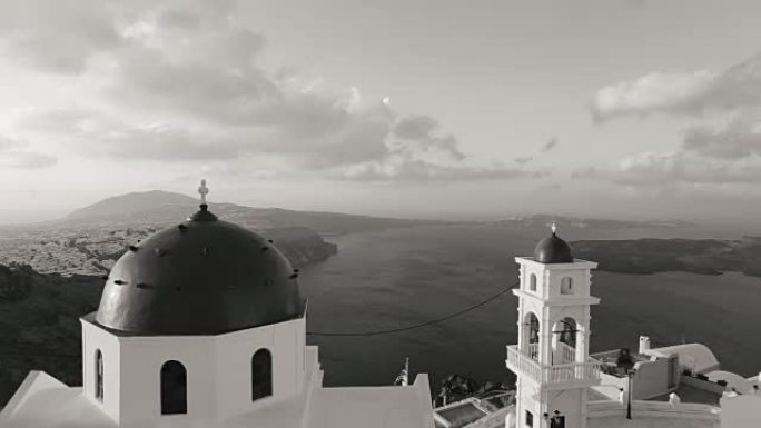 爱琴海有蓝色圆顶的圣托里尼教堂。圣托里尼岛的教堂钟声是著名的旅游胜地之一。时间流逝。黑白