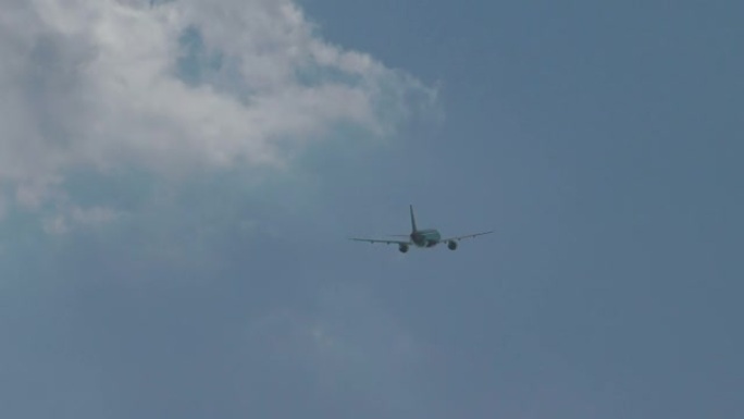 空客320从普吉岛机场起飞