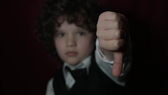 一个可爱的商人孩子露出拇指的4k镜头 (负面情绪)