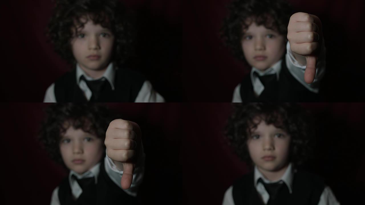 一个可爱的商人孩子露出拇指的4k镜头 (负面情绪)