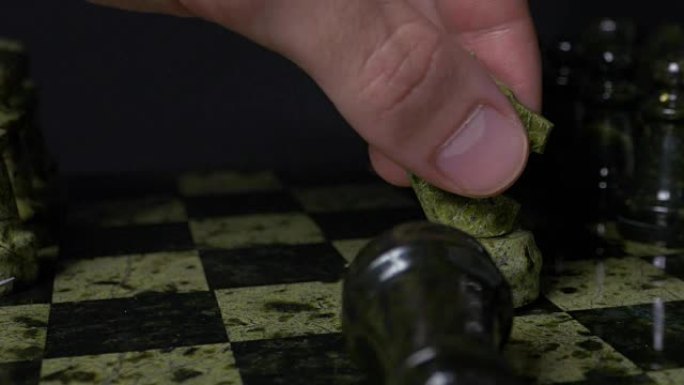 盖斯白马击败黑兵。选择性聚焦。象棋、马和棋子。黑色背景上的棋子细节