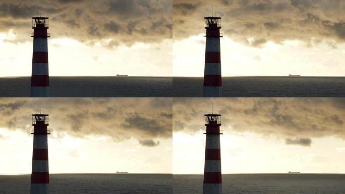阴云密布下海上的延时灯塔，背景是船