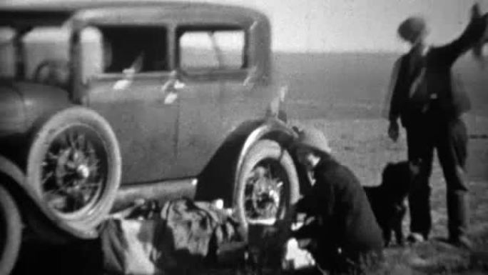1934: 一名男子在模型汽车旁边举着被猎杀的死鸟。