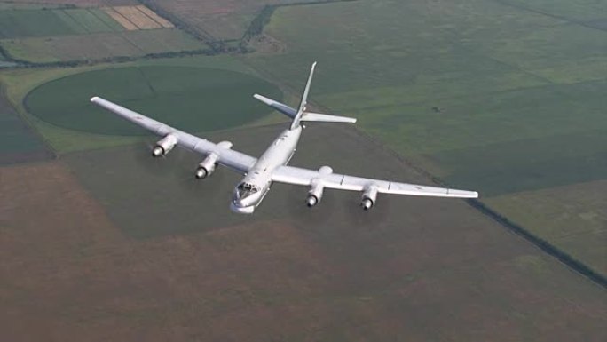 Tu-95在摇摆着翅膀