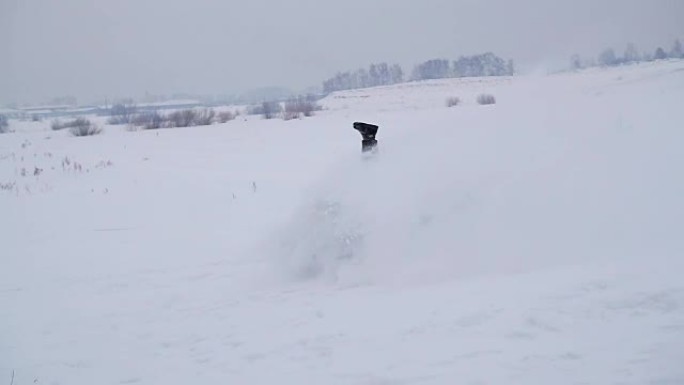 快乐的家庭与ledyanki一起在下雪的道路上骑行和摔倒。慢动作。雪冬景观。户外运动