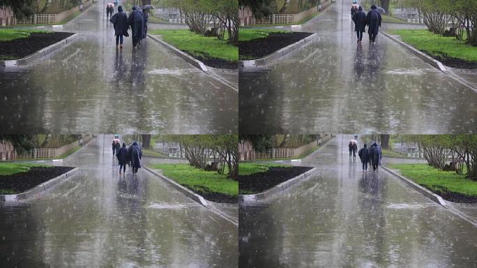 莫斯科大街上有行人在雨中行走