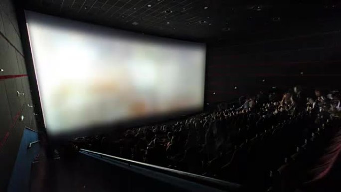 观众在电影院延时观看电影