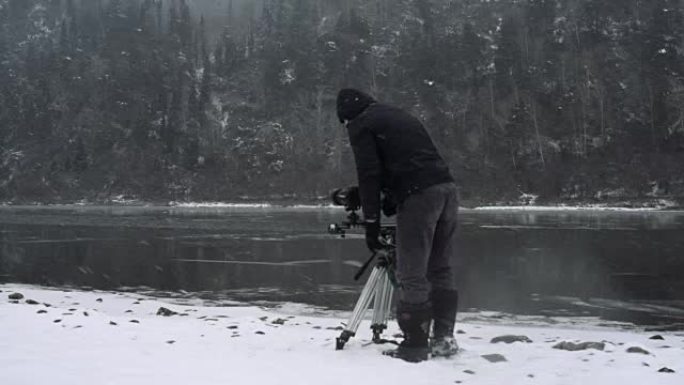 电影制片人在暴雪的街头录像带中使用三脚架