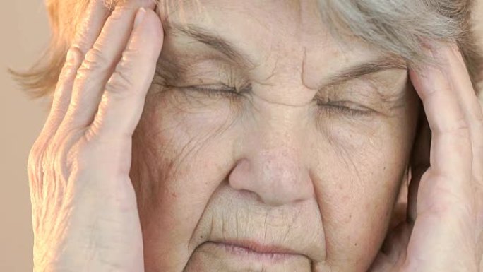 80岁的老妇患有头痛