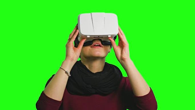 女人戴着VR耳机转头
