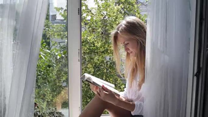 女人坐在窗台上一本书