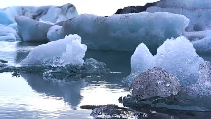 小片和大块的冰山漂浮在约库尔萨隆冰川泻湖中。全球变暖融冰问题