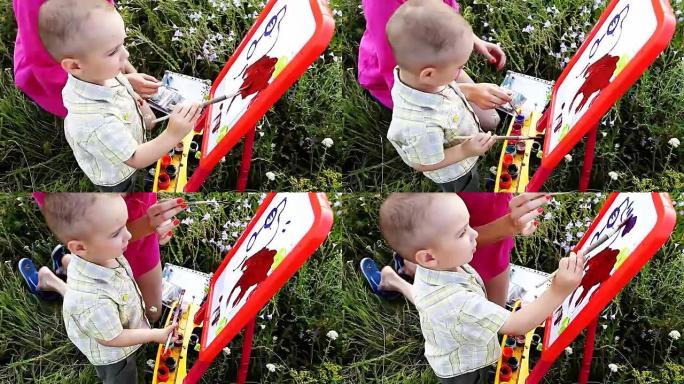 快乐母子在大自然中描绘色彩