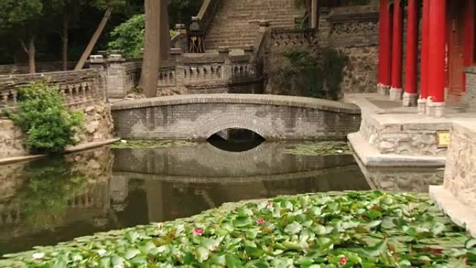 可以看到华清温泉的池塘和凉亭。