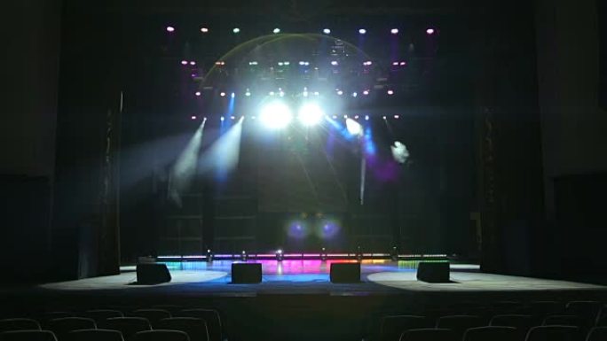 舞台灯光，演唱会前灯光表演测试。