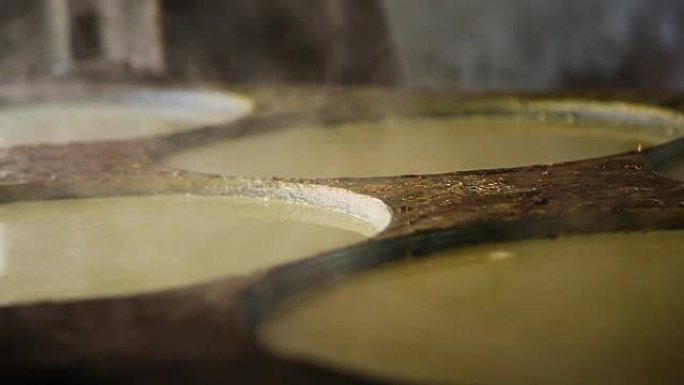 豆浆煮沸晒干作豆皮，中国传统食品作坊