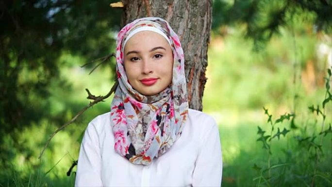 反对绿色自然的穆斯林女孩的肖像