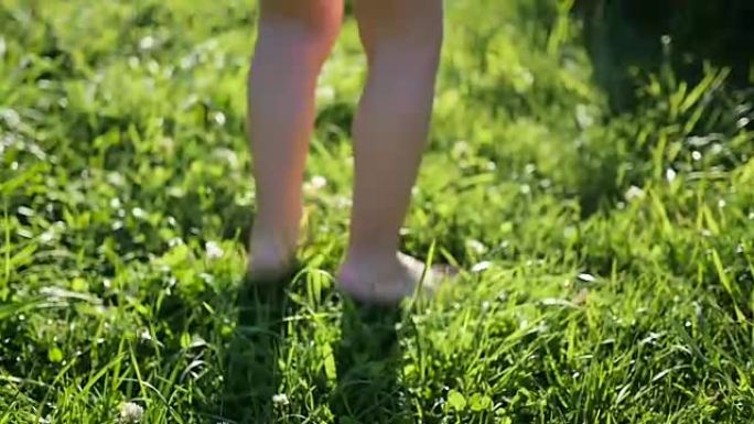 孩子们赤脚在草地上奔跑。户外乐趣