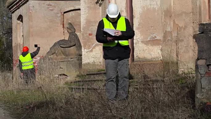建筑检查员检查文件