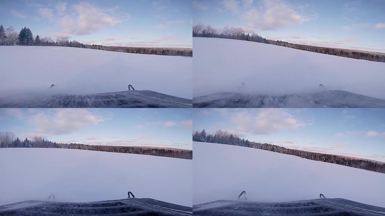 日落时在粉雪中快速雪地摩托镜头。