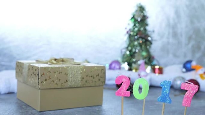 数字2017与礼品盒和圣诞节装饰