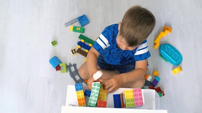 孩子在儿童房的地板上玩逻辑玩具