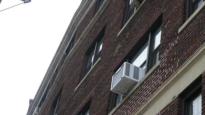公共住房窗户上的空调机组