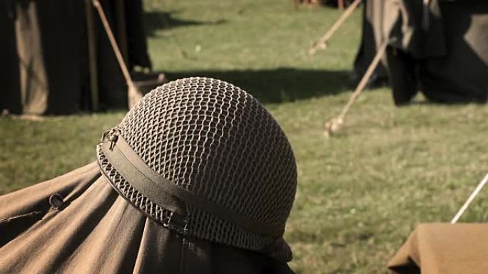 第二次世界大战-美国头盔在露营地的小帐篷上休息