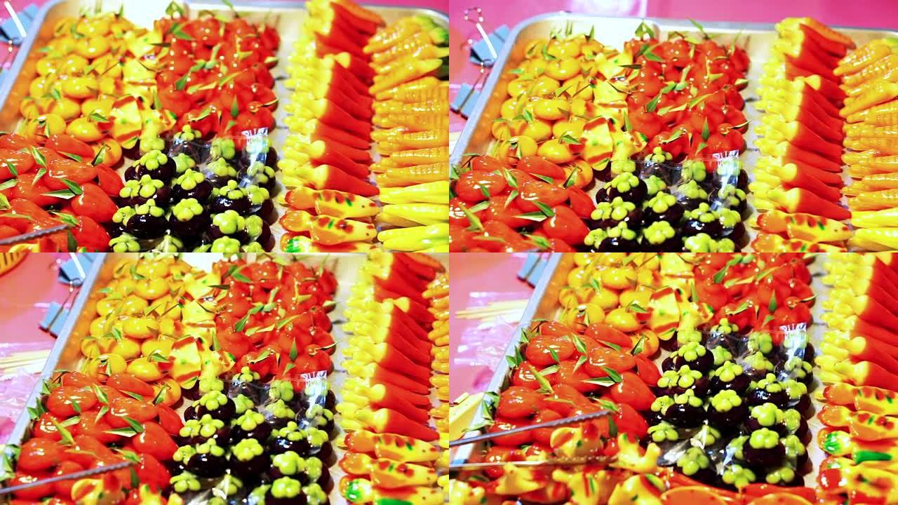泰式甜点Kano look choup，可删除的仿热带水果。用五颜六色的油漆填充果冻皮内的绿豌豆糊