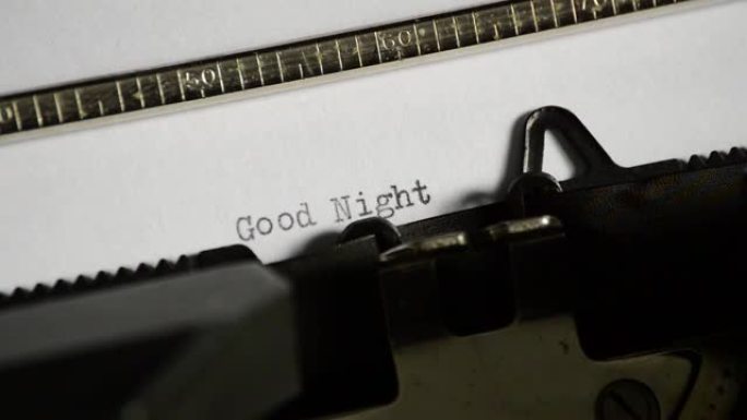 用一台旧的手动打字机打字晚安
