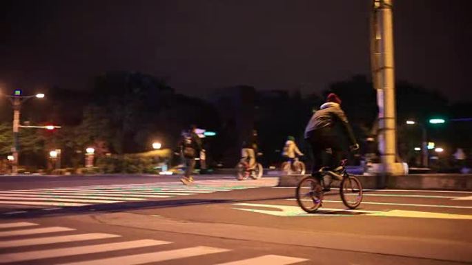 Teengers集体骑自行车并进行杂技表演