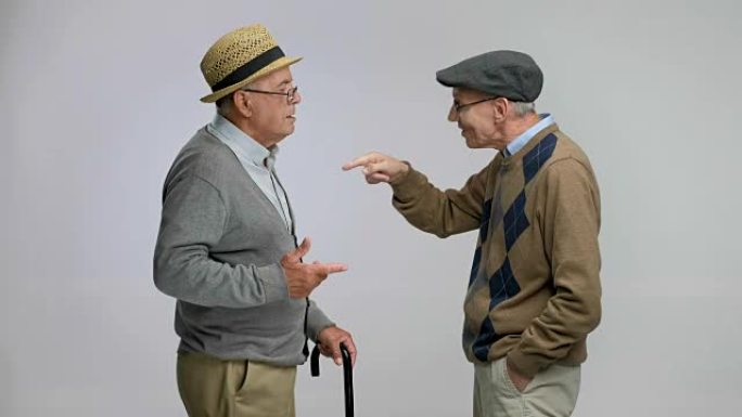 两名老人交谈并互相击掌