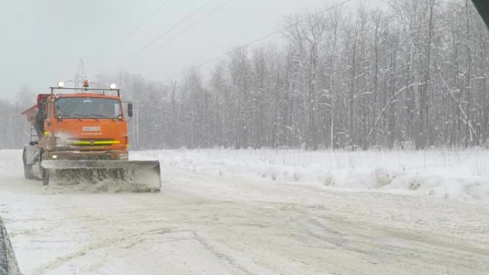 俄罗斯萨马拉-2017年1月25日。冬日驾驶扫雪机。雪山路上的扫雪机。用汽车除雪。铁扫雪机的特写把很