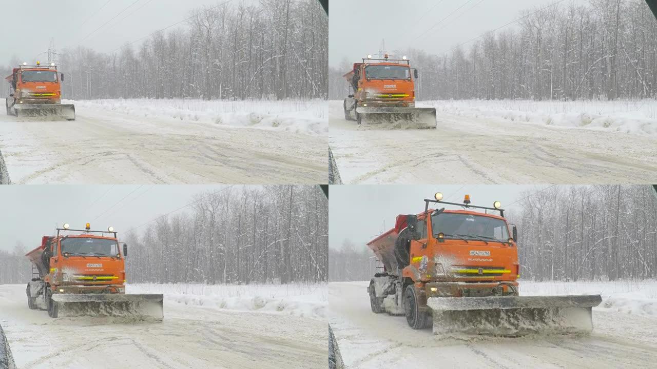 俄罗斯萨马拉-2017年1月25日。冬日驾驶扫雪机。雪山路上的扫雪机。用汽车除雪。铁扫雪机的特写把很