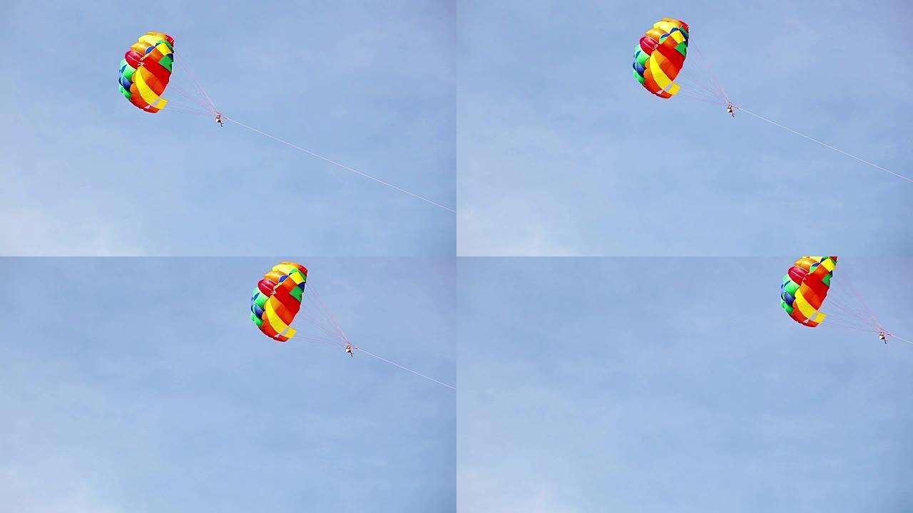 飞天的摩托艇拖拉的降落伞