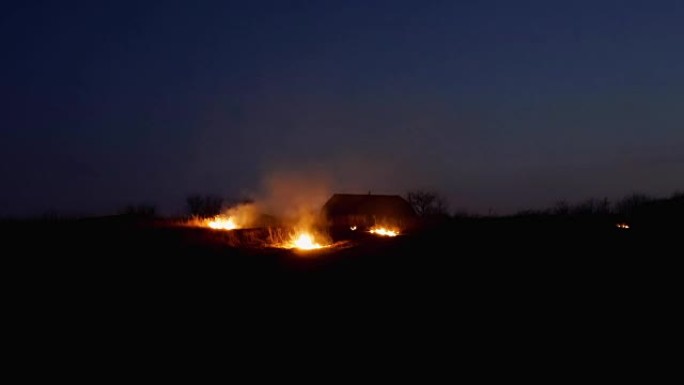 夜间农民田间起火