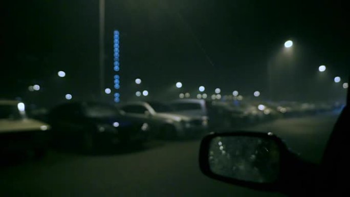 暴风雨之夜慢动作bokeh视频中停放的汽车
