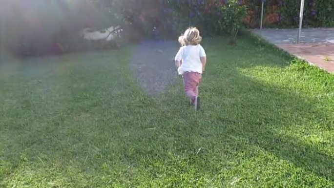 金发婴儿在花园慢动作中奔跑