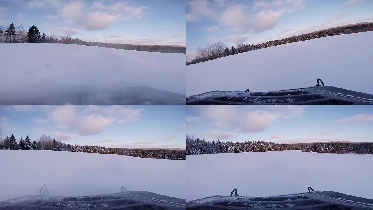 日落时在粉雪中快速雪地摩托镜头。