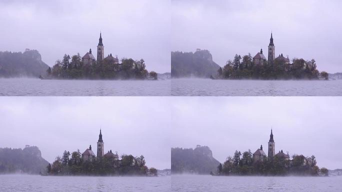 布莱德湖。岛屿教堂。雾